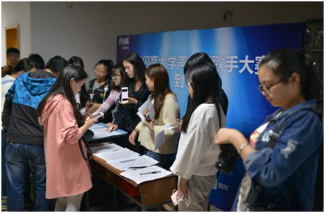 “閃亮大學聲”半決賽引爆校園 ?；ㄐ２荽笳垢韬?/>
			</a>
	    </div>
	
	    <div   id=